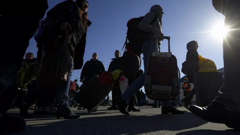 “بوليتيكو”: استياء في بولندا وألمانيا من تدفق اللاجئين الأوكرانيين الذكور