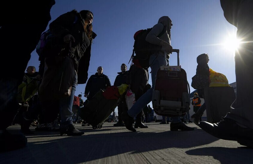 “بوليتيكو”: استياء في بولندا وألمانيا من تدفق اللاجئين الأوكرانيين الذكور