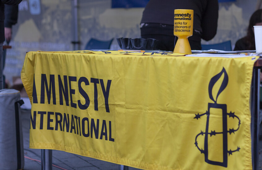 “العفو الدولية”: الضربة الأمريكية لسجن في اليمن قد تكون جريمة حرب