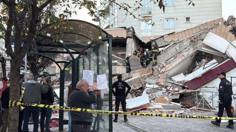 انهيار مبنى مكون من 7 طوابق في “غبزة” التركية وفرق الإنقاذ تبحث عن ناجين (صور+ فيديو)