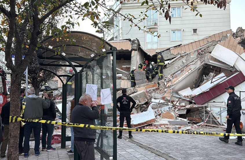 انهيار مبنى مكون من 7 طوابق في “غبزة” التركية وفرق الإنقاذ تبحث عن ناجين (صور+ فيديو)