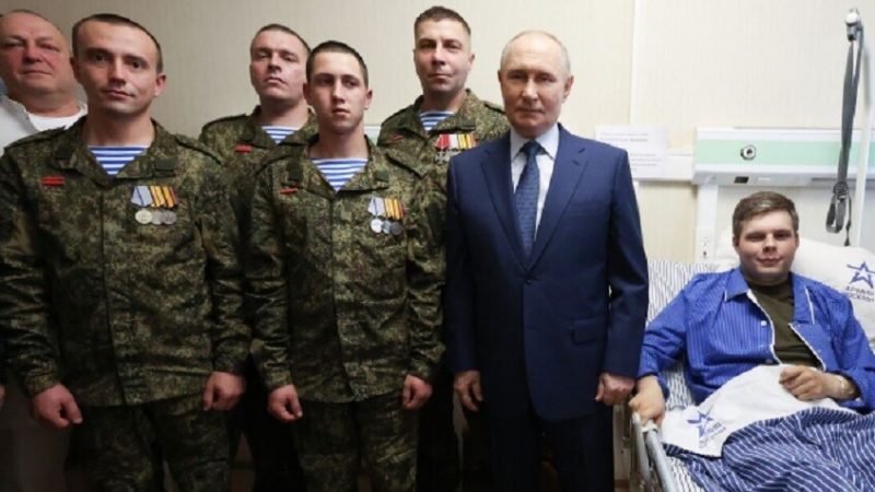 بوتين: بطولة مجموعة جنود روس حرروا جسرا حيويا في أوكرانيا مادة لفيلم سينمائي مشوّق