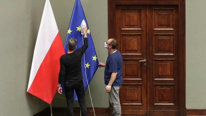 بولندا تفرض حظرا غير محدد المدة على استيراد الحبوب الأوكرانية