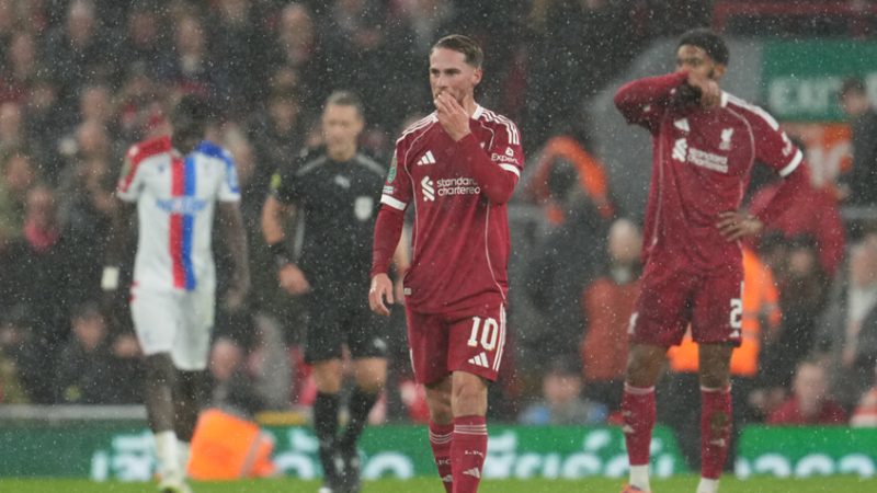 ليفربول يتكبد هزيمة ثقيلة في عقر داره ويودع كأس الرابطة مبكرا (فيديو)