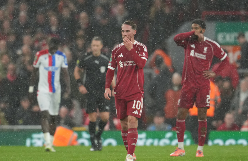 ليفربول يتكبد هزيمة ثقيلة في عقر داره ويودع كأس الرابطة مبكرا (فيديو)