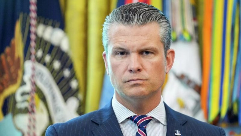 وزير الحرب الأمريكي: بأمر من ترامب استهدفنا بضربة دقيقة سفينة تهرب المخدرات في المحيط الهادئ (فيديو)