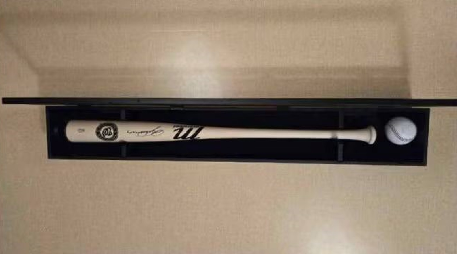 ترامب يهدي رئيس كوريا الجنوبية مضرب بيسبول وكرة (صورة)