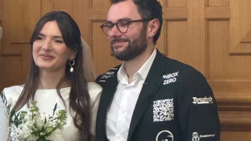 فكرة مثيرة.. فرنسي يحول بدلة زفافه إلى لوحة إعلانات لتغطية المصاريف (صور)