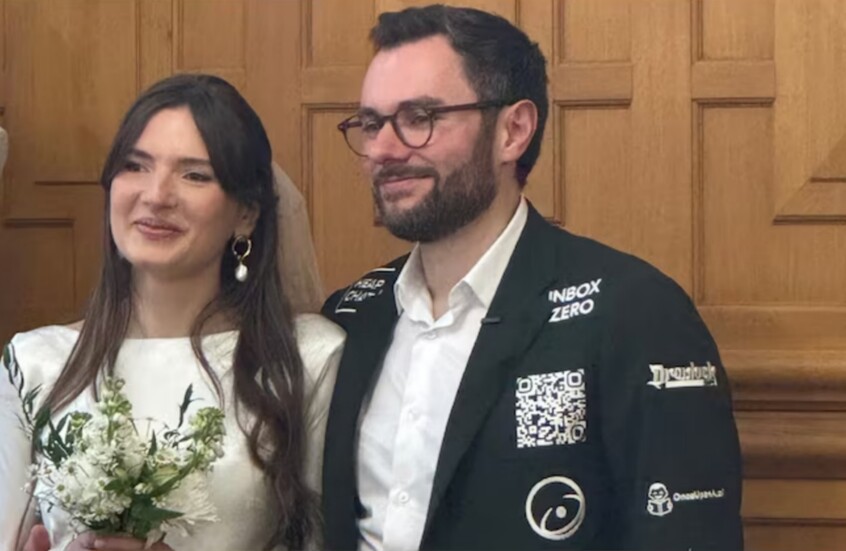 فكرة مثيرة.. فرنسي يحول بدلة زفافه إلى لوحة إعلانات لتغطية المصاريف (صور)