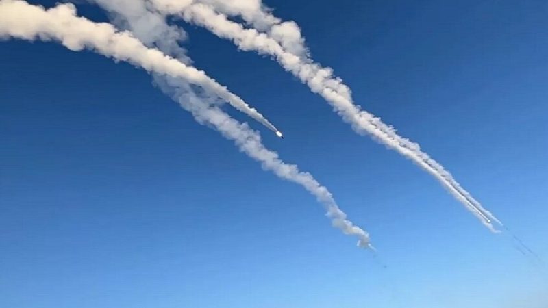 الدفاع الروسية: ضربة صاروخية جوية مكثفة على أهداف في أوكرانيا وتحرير بلدتين جديدتين