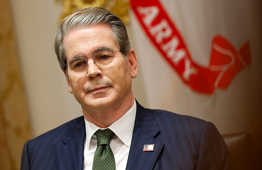 وزير الخزانة الأمريكي يحذر من تداعيات اقتصادية متزايدة بسبب إغلاق الحكومة