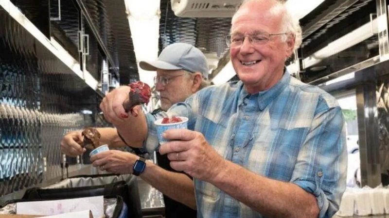 “تزلف تجاه ترامب”.. مؤسس “بن آند جيري” يتحدى أصحاب الشركة بعد منع “نكهة غزة” (فيديو)