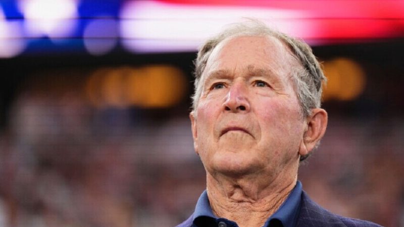 “هدية من العراق وقبلة وداع للكلب”.. منتظر الزيدي يستذكر واقعة ضربه جورج بوش الابن بالحذاء