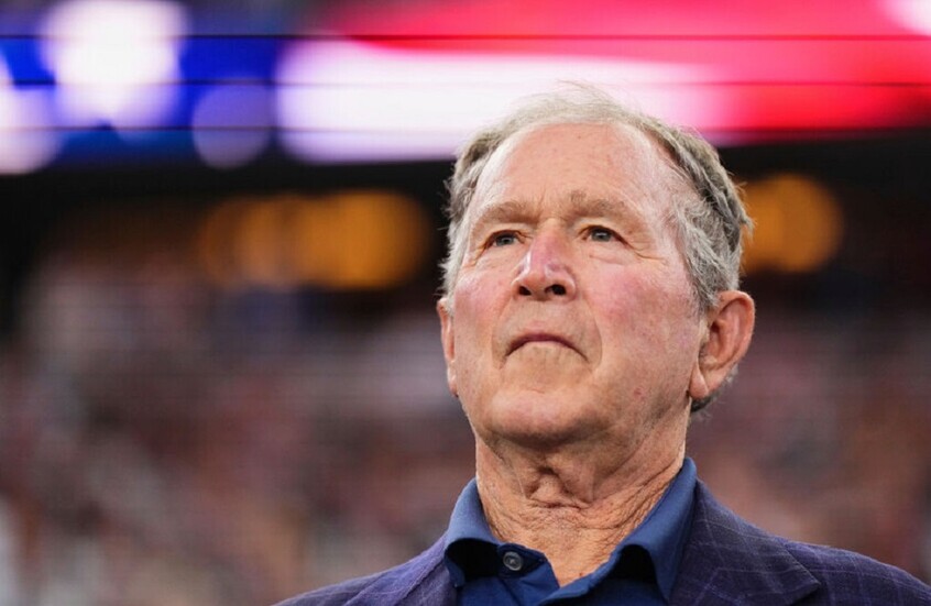 “هدية من العراق وقبلة وداع للكلب”.. منتظر الزيدي يستذكر واقعة ضربه جورج بوش الابن بالحذاء