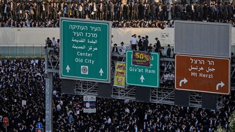 أكبر تظاهرة للحريديم تهدد بإسقاط حكومة نتنياهو في إسرائيل