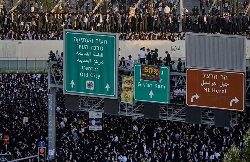 أكبر تظاهرة للحريديم تهدد بإسقاط حكومة نتنياهو في إسرائيل