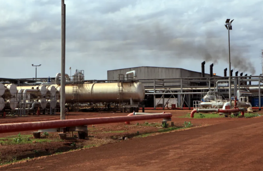 السودان يوقف عبور نفط جنوب السودان ويغلق منشآت هجليج