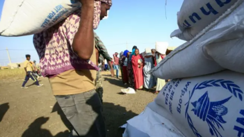 واشنطن تتهم الخرطوم بممارسة “التجويع الممنهج” بعد طرد مسؤولي الإغاثة