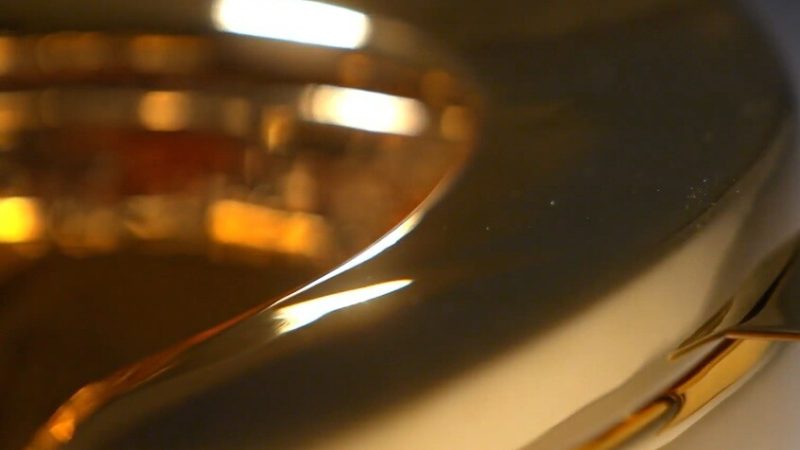 يزن أكثر من 100 كغ..  مرحاض من الذهب الخالص برسم البيع في مزاد علني (صورة + فيديو)