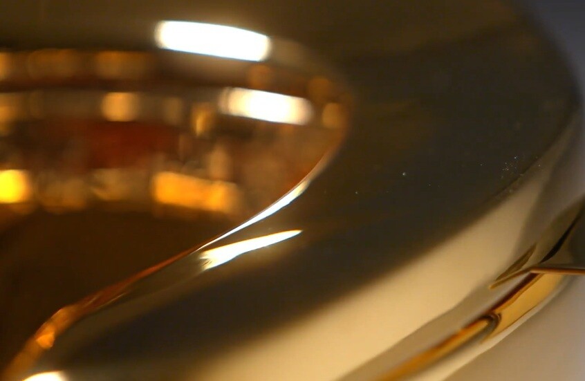 يزن أكثر من 100 كغ..  مرحاض من الذهب الخالص برسم البيع في مزاد علني (صورة + فيديو)