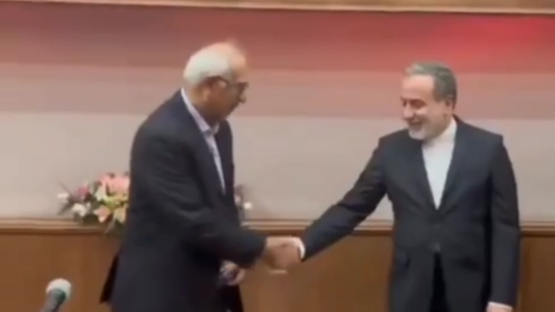 “حاول تقبيل يده”.. موقف مؤثر من وزير الخارجية الإيراني تجاه أستاذه يثير إعجابا وتفاعلا (فيديو)