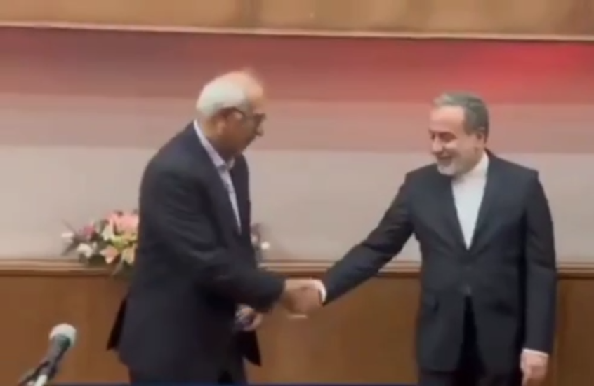 “حاول تقبيل يده”.. موقف مؤثر من وزير الخارجية الإيراني تجاه أستاذه يثير إعجابا وتفاعلا (فيديو)