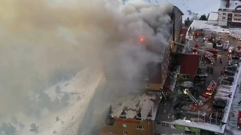 تركيا.. السجن المؤبد لـ 11 شخصا في قضية حريق فندق بمنتجع للتزلج في جبال بولو (فيديو)