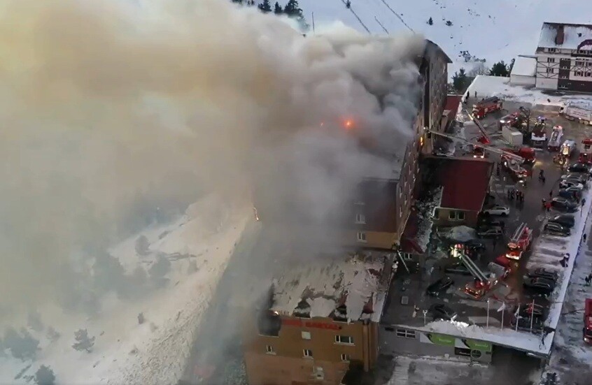 تركيا.. السجن المؤبد لـ 11 شخصا في قضية حريق فندق بمنتجع للتزلج في جبال بولو (فيديو)