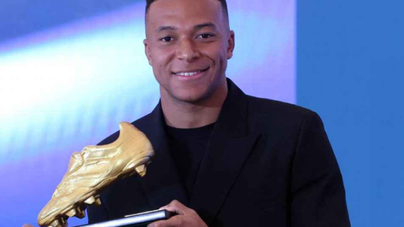 مبابي يتسلم الحذاء الذهبي.. ويطمح للاحتفاظ به مجددا في 2026