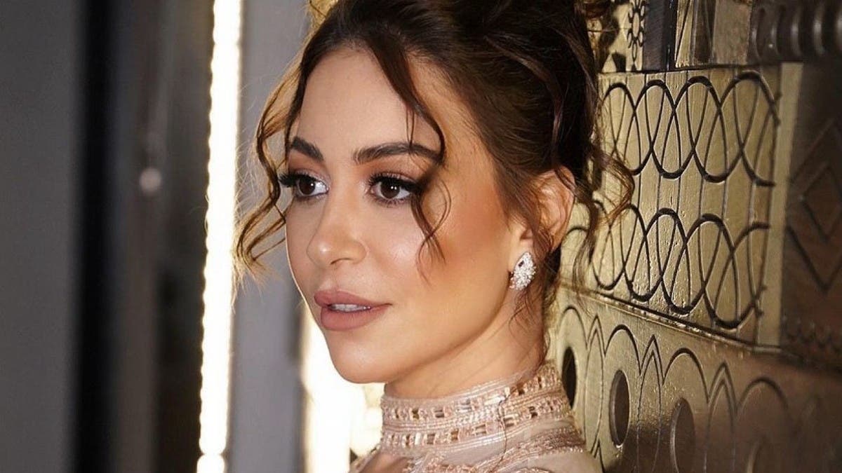 وثيقة زواج منة شلبي ومنتج تثير جدلاً.. ومصدر مقرب يعلق