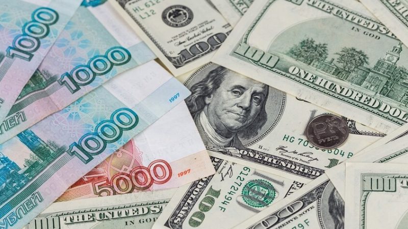 الروبل الروسي من العملات الأكثر ارتفاعا مقابل الدولار في أكتوبر
