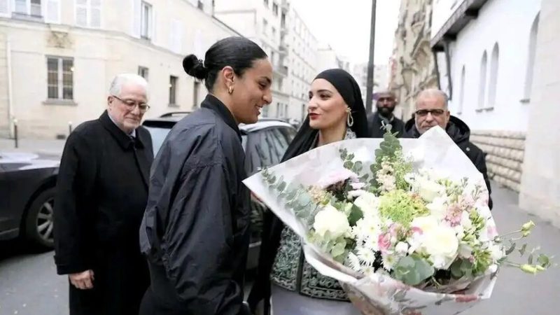 تكريم رمزي لإيمان خليف داخل المسجد الكبير في باريس (صور)