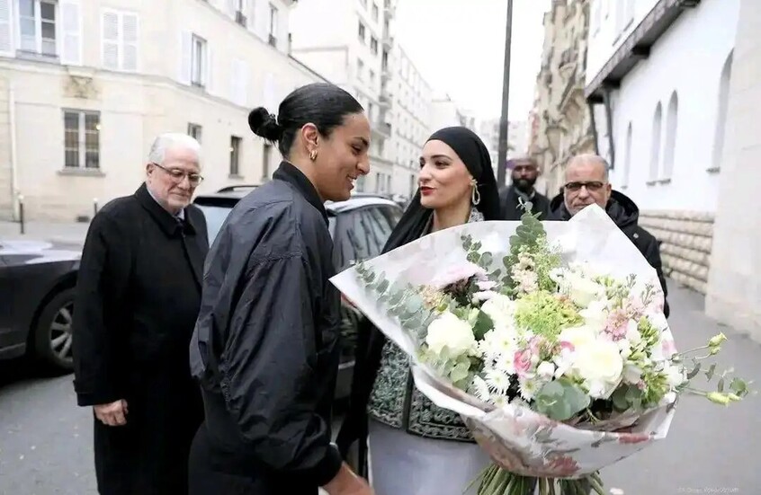 تكريم رمزي لإيمان خليف داخل المسجد الكبير في باريس (صور)