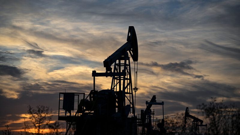 النفط يسجل خسائر شهرية للشهر الثالث على التوالي