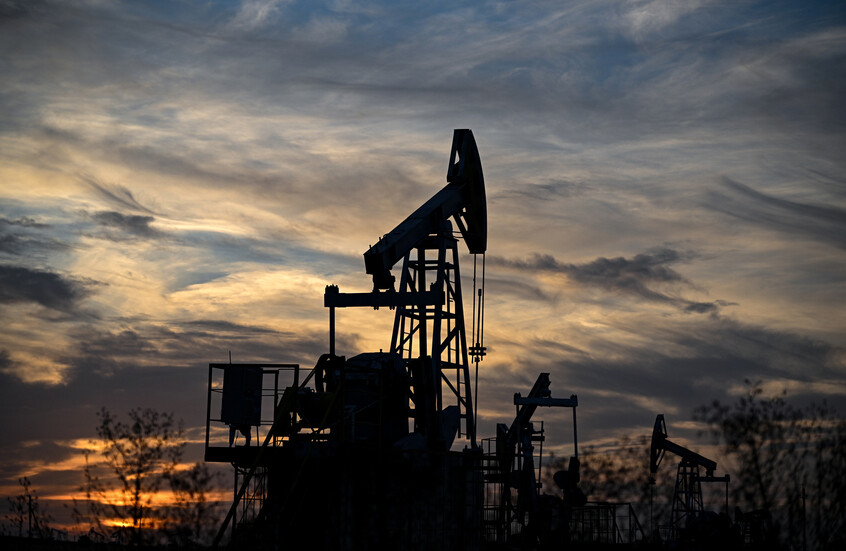 النفط يسجل خسائر شهرية للشهر الثالث على التوالي