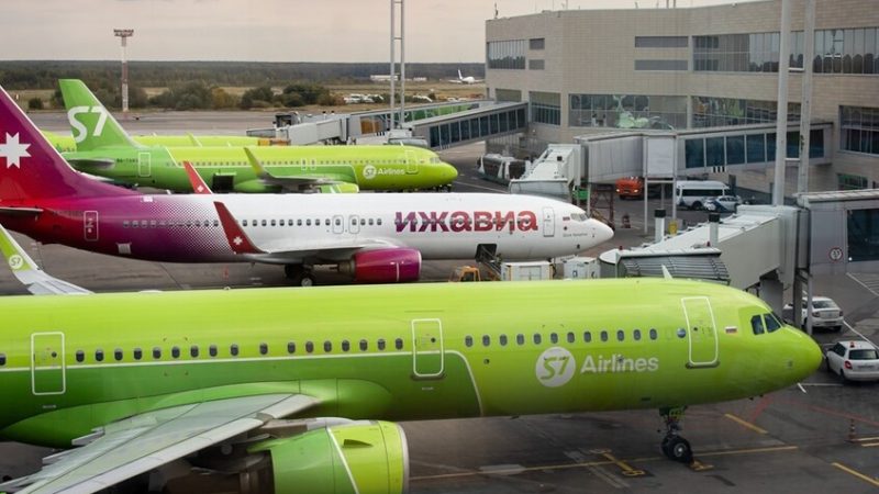 شركة S7 الروسية للطيران تعتمد زيا جديدا يسمح للمضيفات بارتداء الأحذية الرياضية على متن الطائرة