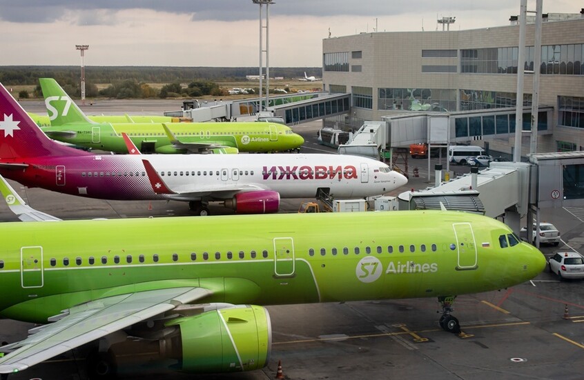 شركة S7 الروسية للطيران تعتمد زيا جديدا يسمح للمضيفات بارتداء الأحذية الرياضية على متن الطائرة