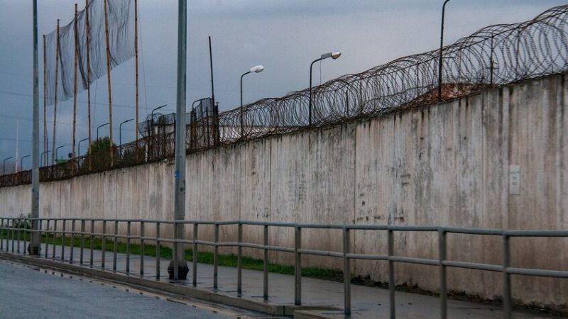 قبلة “غير بريئة” تكلف صاحبتها 10 سنوات في السجن