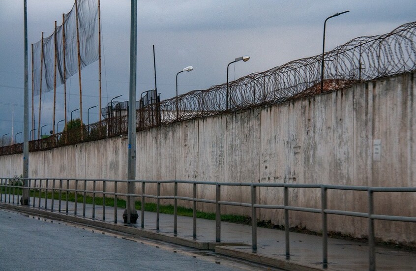 قبلة “غير بريئة” تكلف صاحبتها 10 سنوات في السجن