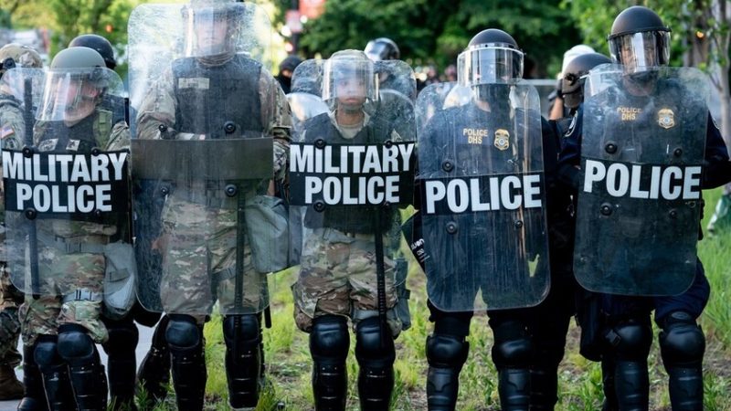 الحرس الوطني الأمريكي يتدخل لفض أعمال شغب ليلة الهالوين في واشنطن (فيديوهات)