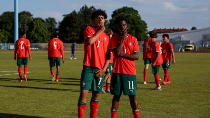 نجل كريستيانو رونالدو يسجل هدفا رائعا لمنتخب البرتغال في شباك ويلز (فيديو)