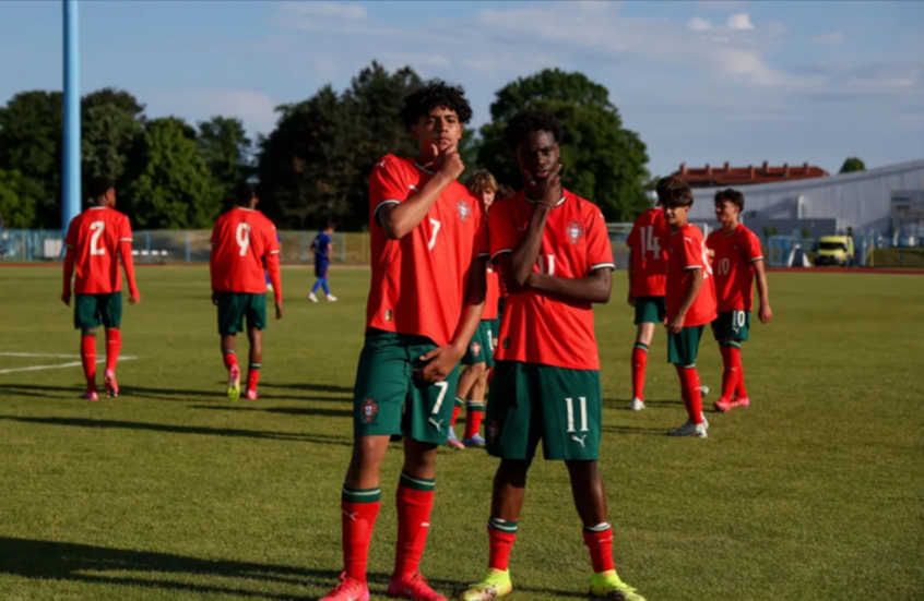 نجل كريستيانو رونالدو يسجل هدفا رائعا لمنتخب البرتغال في شباك ويلز (فيديو)