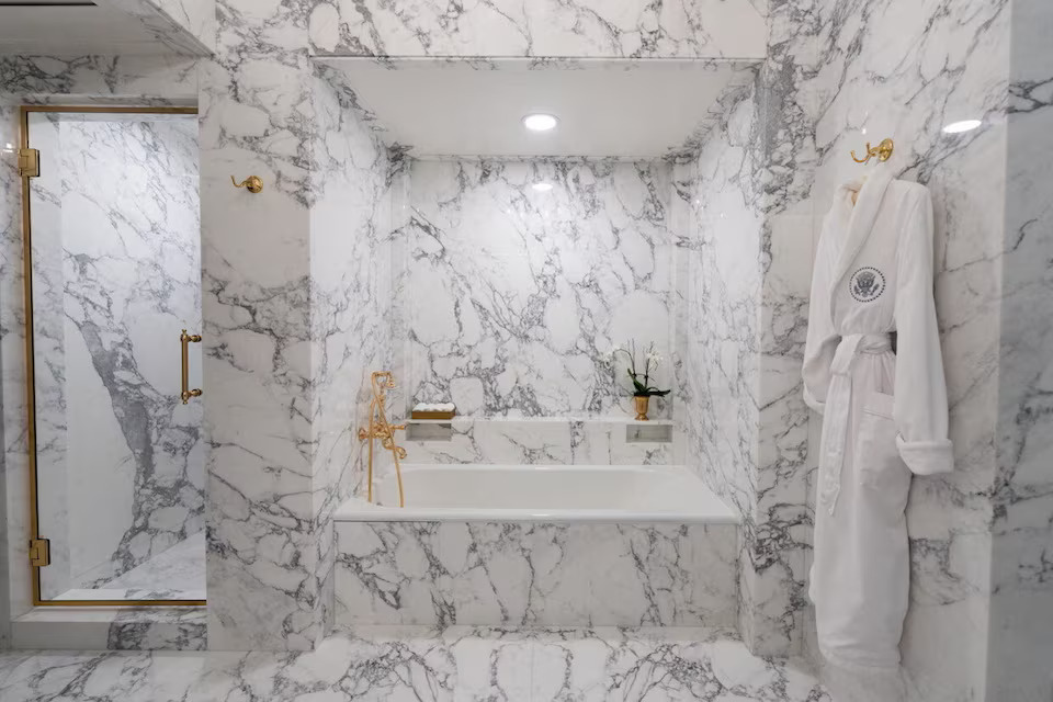 “ذهب ورخام من نوع خاص”.. ترامب ينشر صورا عن حمام لينكولن عقب تجديده