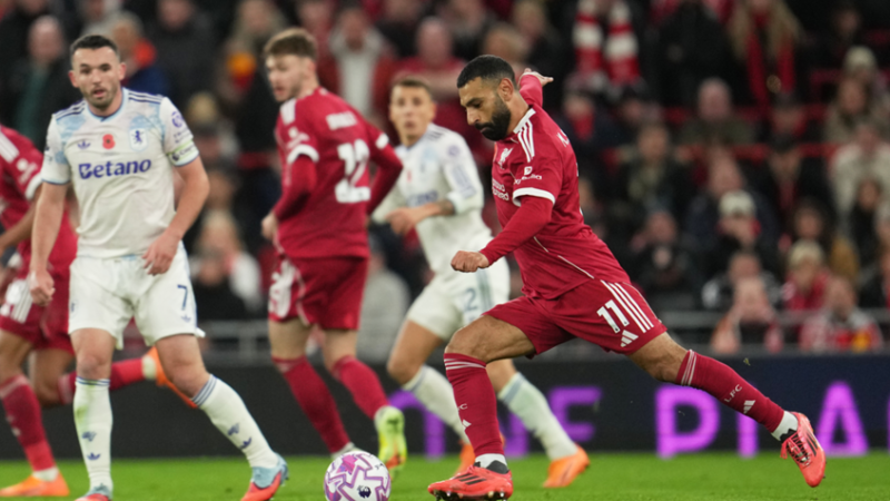 حارس أستون فيلا يهدي صلاح هدفا سهلا بطريقة غريبة (فيديو)