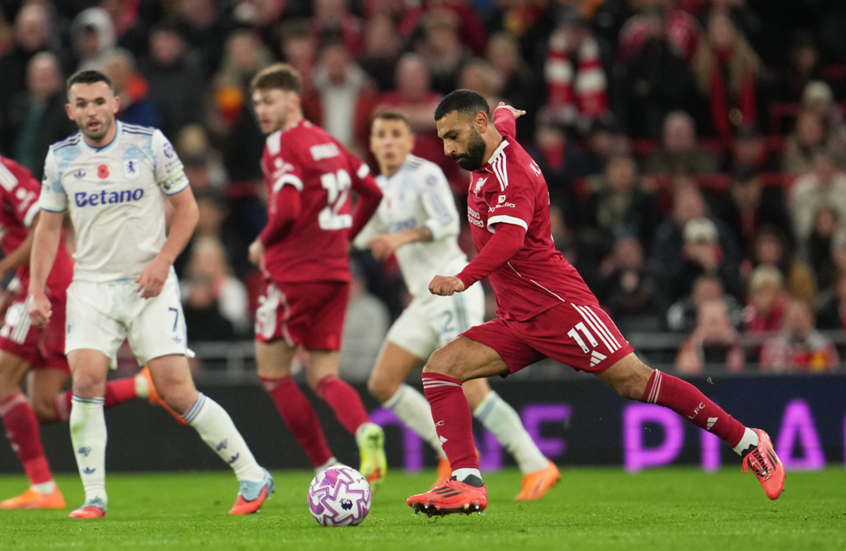 حارس أستون فيلا يهدي صلاح هدفا سهلا بطريقة غريبة (فيديو)