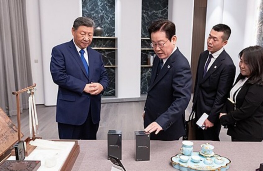 مزحة بين رئيسي الصين وكوريا الجنوبية تشعل القمة: هل الخط آمن.. تحقق من الباب الخلفي!