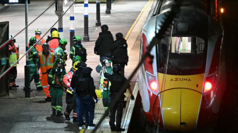 بريطانيا.. شهود عيان يروون تفاصيل مروعة عن هجوم القطار (فيديو)