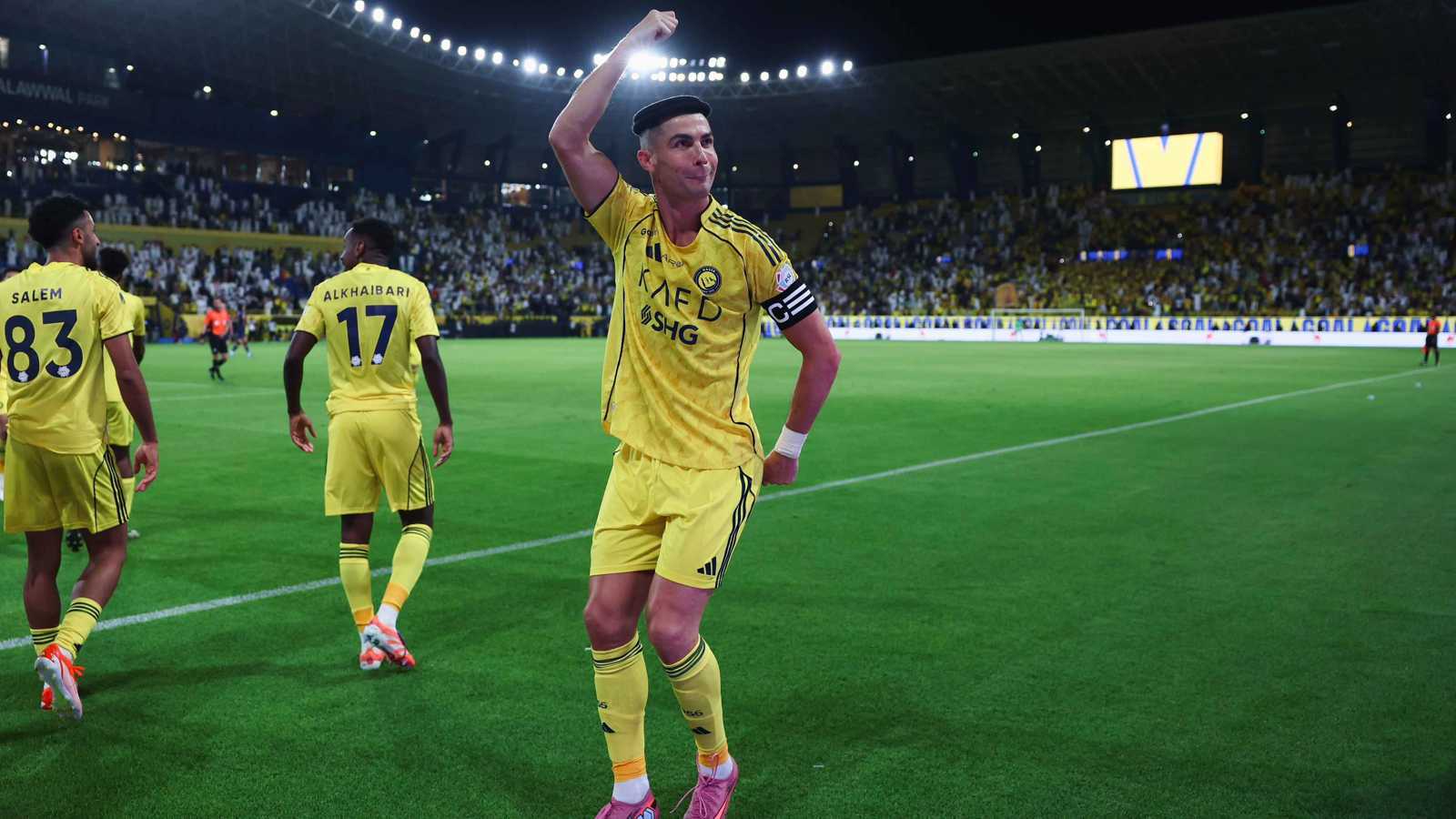 شاهد.. كريستيانو رونالدو يحتفل ويرقص “بالعقال” السعودي بعد هدفه في مرمى الفيحاء (فيديو – صور)