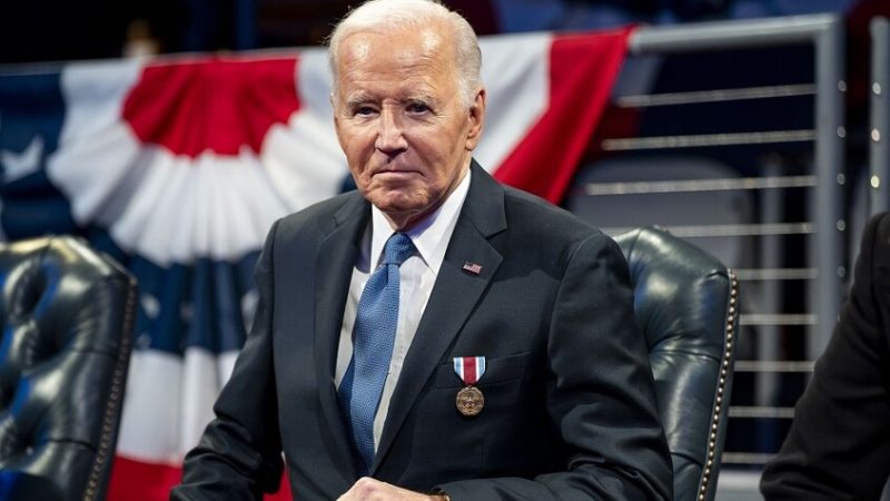 مستشار بايدن يصف مرضه قبل الانسحاب من الانتخابات الرئاسية الأمريكية بأنه “صفعة من الرب”