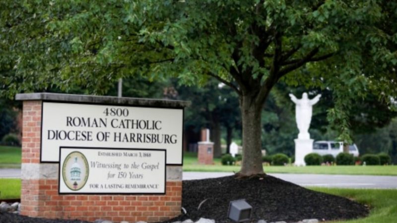 اعتذار بعد صدمة.. مدرسة كاثوليكية تثير الجدل بعربة “هالوين” تحمل رموزا مرتبطة بالمحرقة